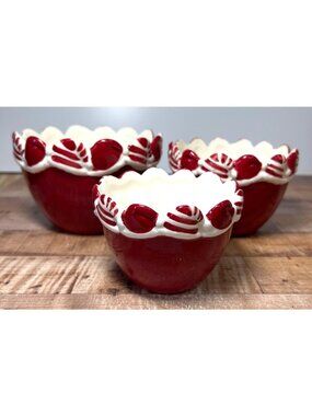 Red & White Ceramic Nesting Bowls With Scalloped Edges Set Of 3